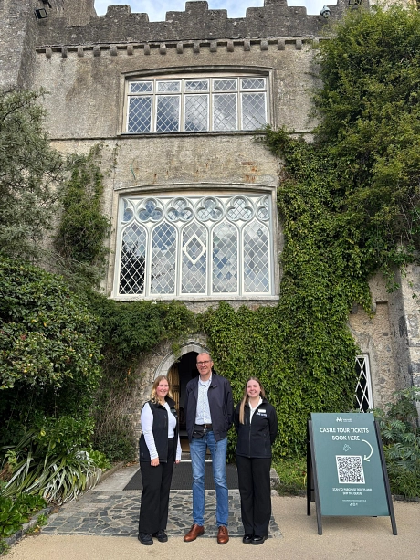 Marie und Natalia Malahide Castle outside.jpg